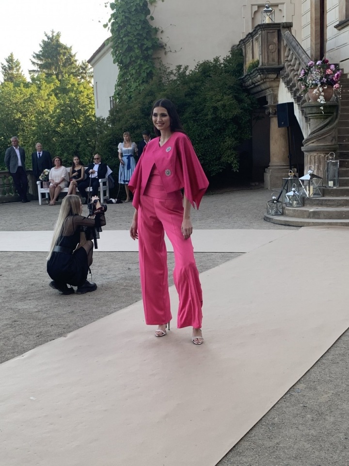 Modelka v růžovém modelu.