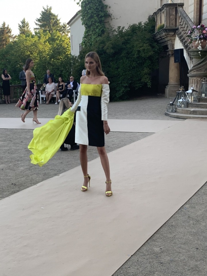 Modelka v barevných šatech.