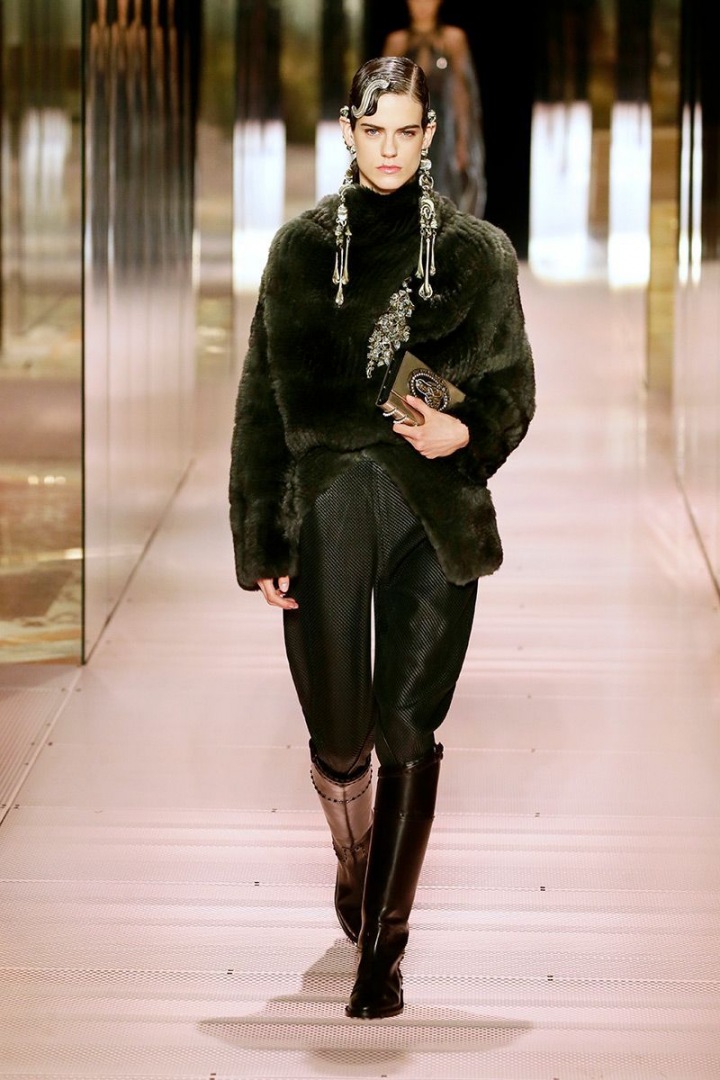 Modelka na přehlídce Fendi Couture SS2021
