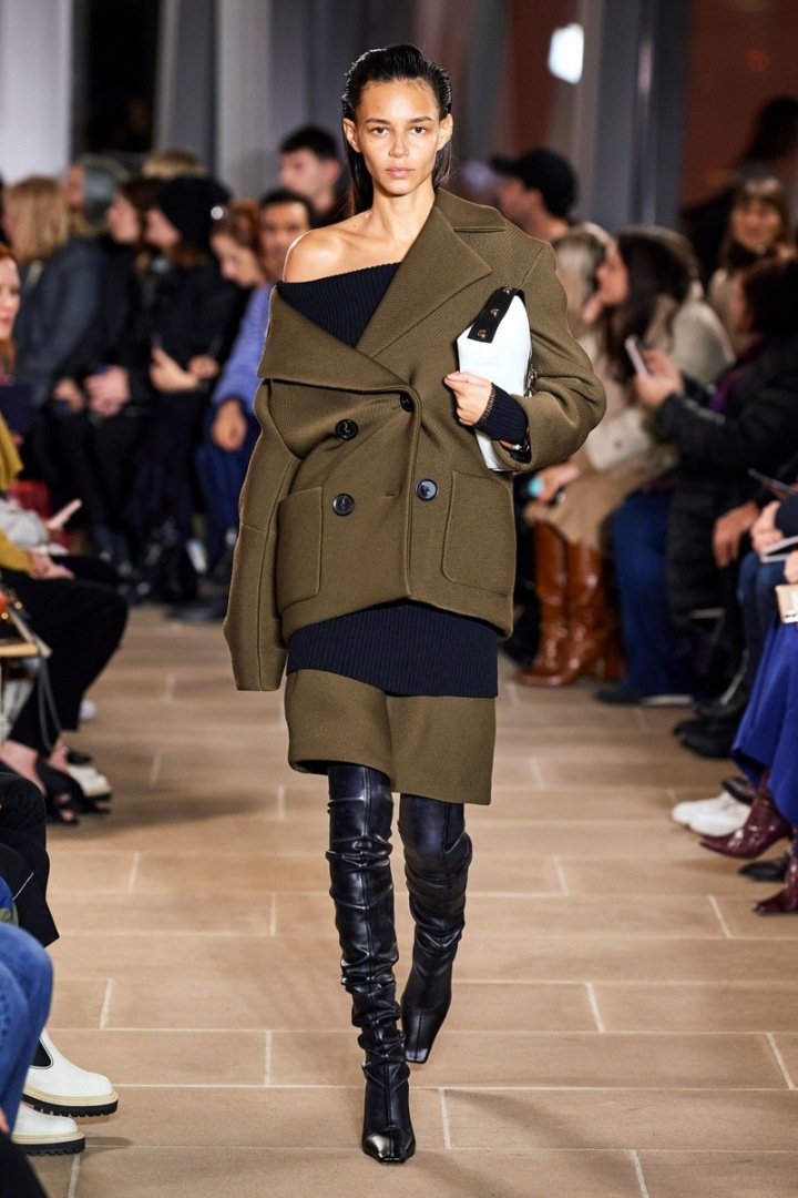 Modelka v hranatých kozačkách Proenza Schouler. Modelka v hranatých kozačkách Proenza Schouler.