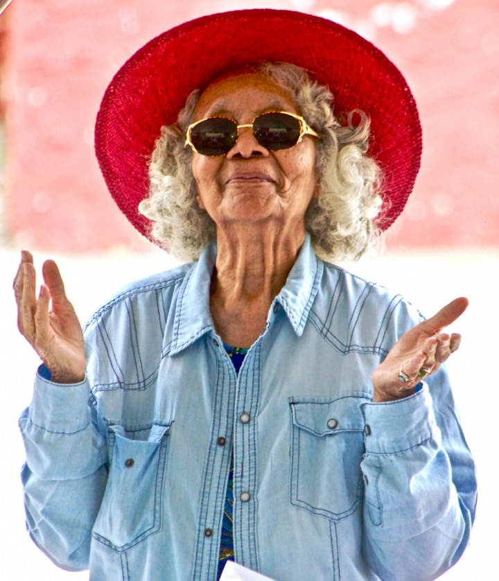 Starší dáma v letech s brýlemi a kloboukem