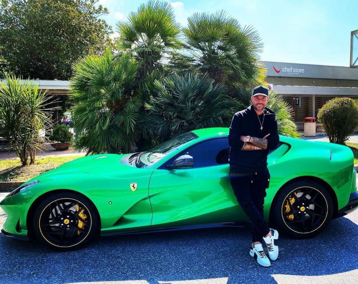 Módní návrhář Philipp Plein stojí před Ferrari Módní návrhář Philipp Plein stojí před Ferrari