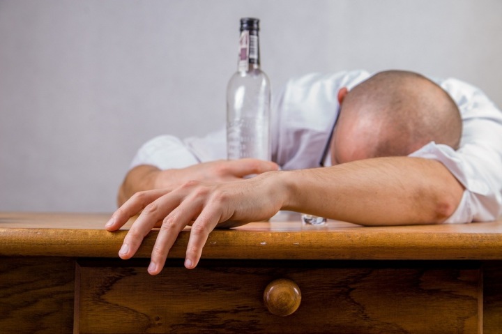 Muž a lahev alkoholu. Muž a lahev alkoholu.
