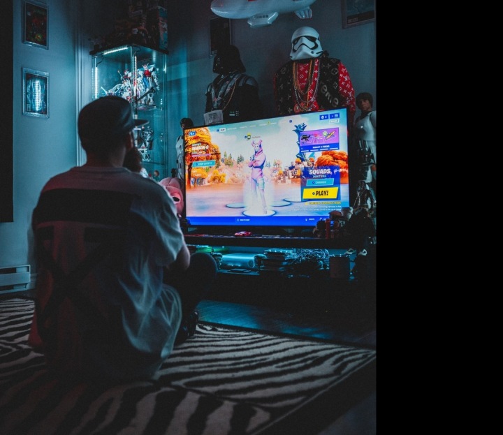 Muž hraje počítačovou hru Fortnite Muž hraje počítačovou hru Fortnite