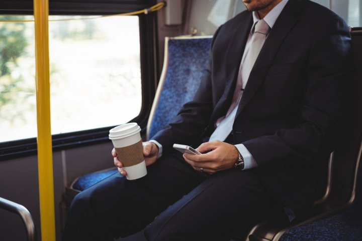 Muž jede autobusem Muž jede autobusem