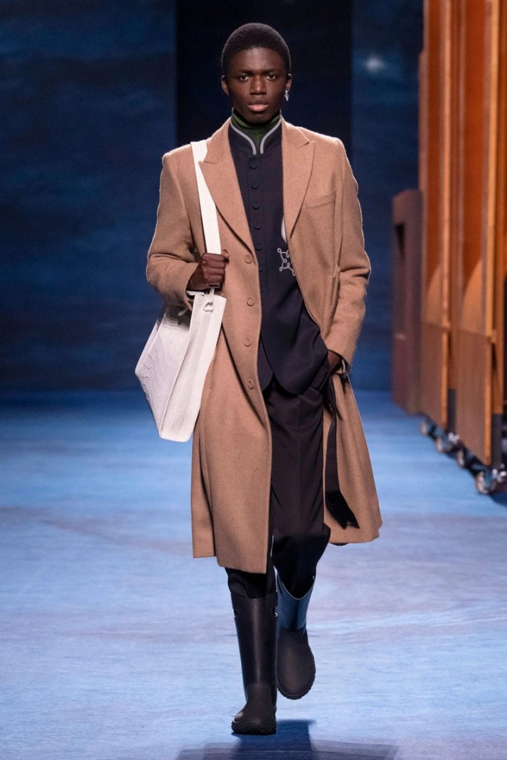 Muž na přehlídce Dior FW2021 Muž na přehlídce Dior FW2021