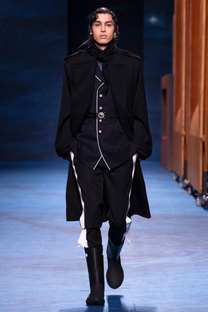 Muž na přehlídce Dior FW2021 Muž na přehlídce Dior FW2021