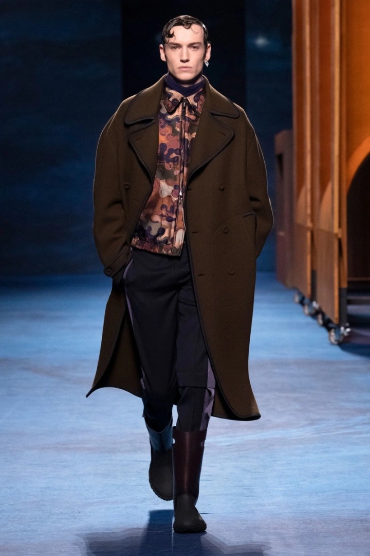 Muž na přehlídce Dior FW2021