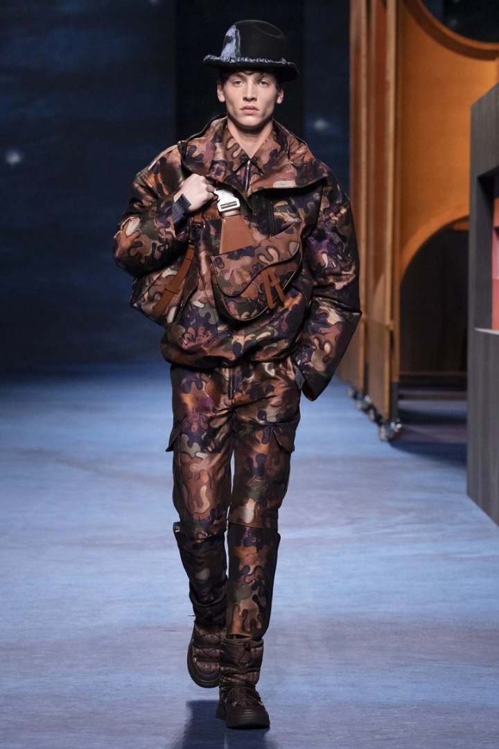 Muž na přehlídce Dior FW2021 Muž na přehlídce Dior FW2021