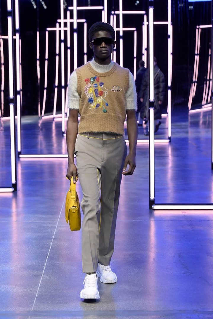 Muž na přehlídce Fendi FW2021 Muž na přehlídce Fendi FW2021