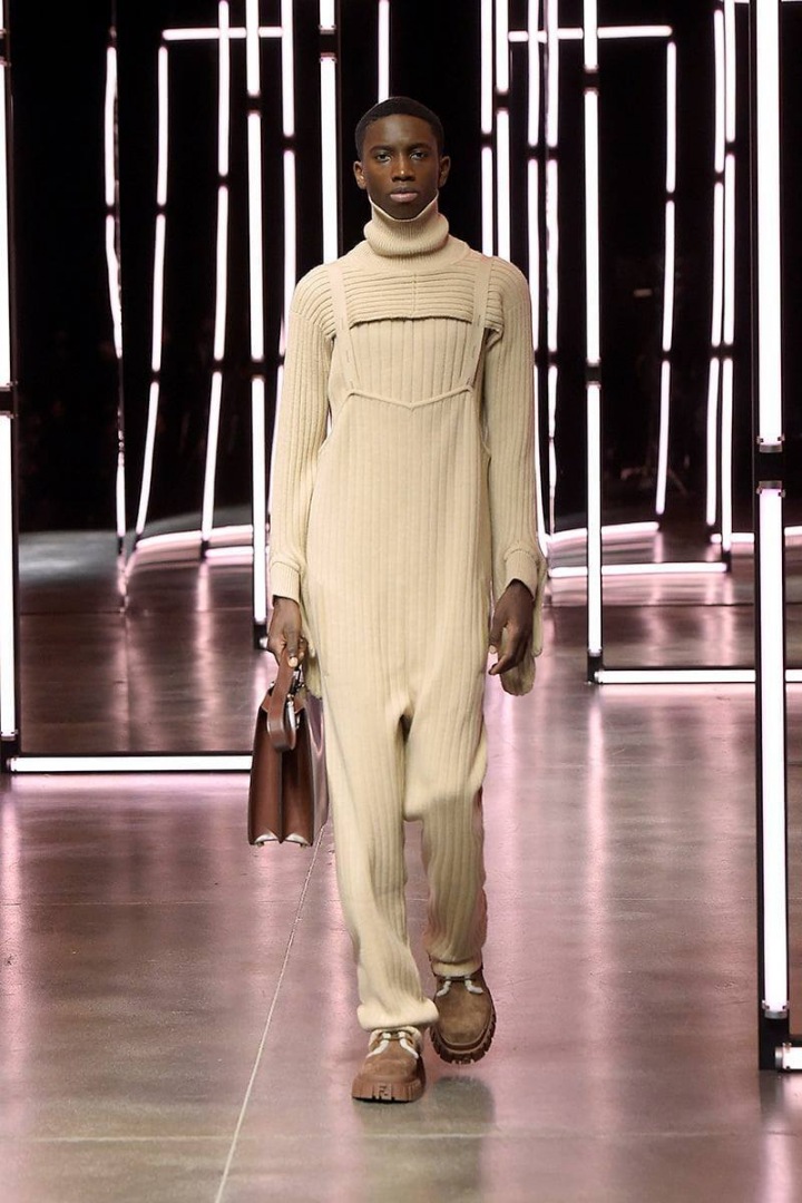 Muž na přehlídce Fendi FW2021 s taškou Peekaboo Muž na přehlídce Fendi FW2021 s taškou Peekaboo