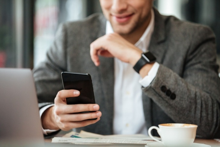 Muž se smartphonem Muž se smartphonem