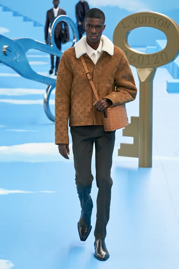 Muž v béžové bundě Louis Vuitton Muž v béžové bundě Louis Vuitton