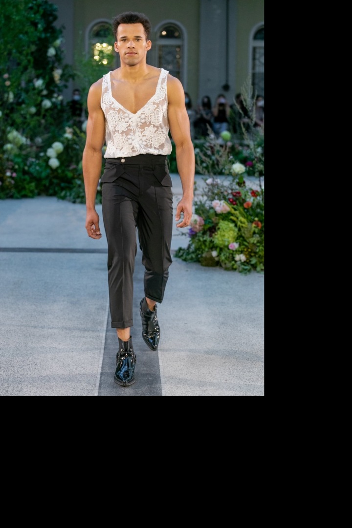 Muž v bílém krajkovém topu a černých kalhotách od Jiřího Kalfaře