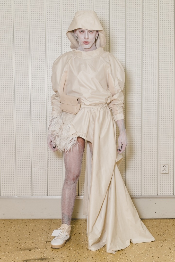 Muž v bílém outfitu Lukáše Krnáče Muž v bílém outfitu Lukáše Krnáče