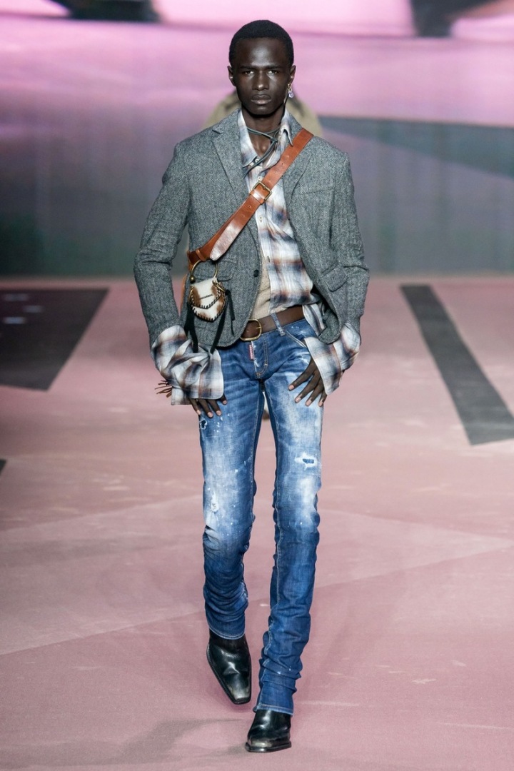 Muž v džínách a saku Dsquared2 Fall 2020 Muž v džínách a saku Dsquared2 Fall 2020