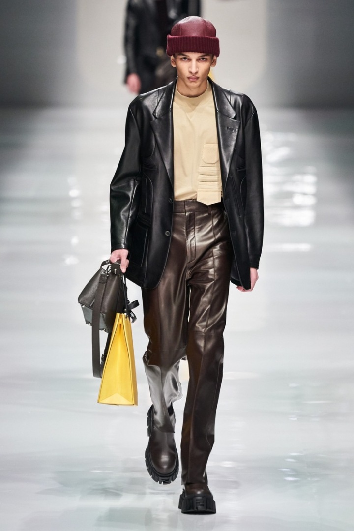 Muž v koženém outfitu Fendi Fall 2020 Muž v koženém outfitu Fendi Fall 2020