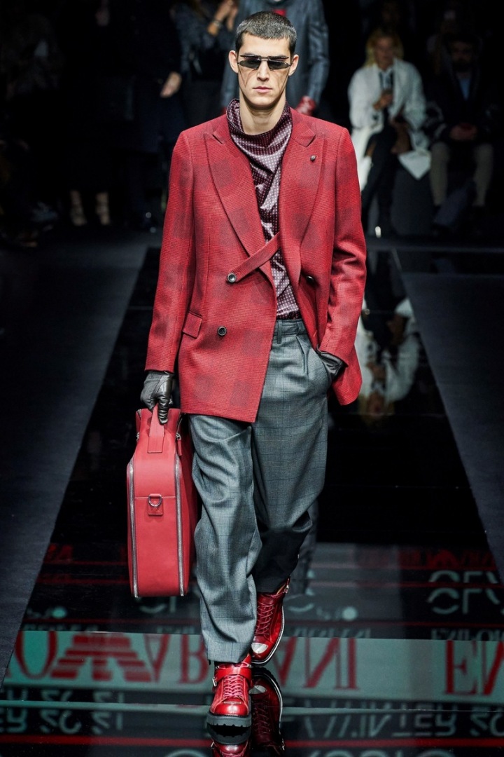 Muž v rukavicích a červeném saku Emporio Armani Muž v rukavicích a červeném saku Emporio Armani