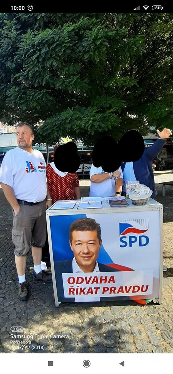 Otec Kateřiny Klímkové v tričku propagující rodinu u stánku SPD. Otec Kateřiny Klímkové v tričku propagující rodinu u stánku SPD.