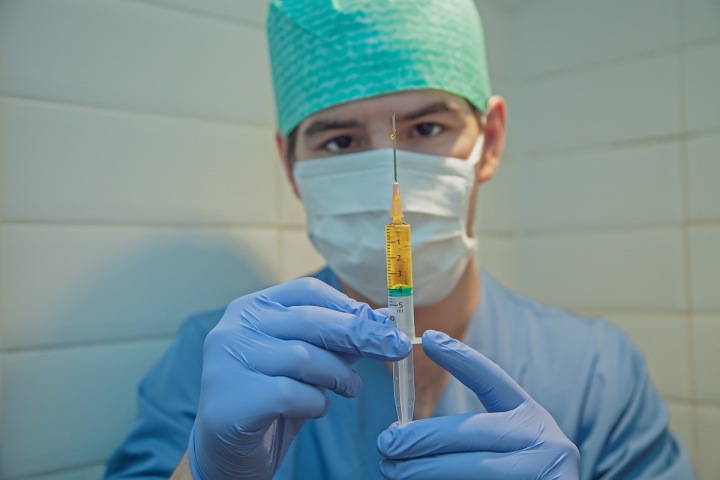 Muž z injekční stříkačkou Muž z injekční stříkačkou