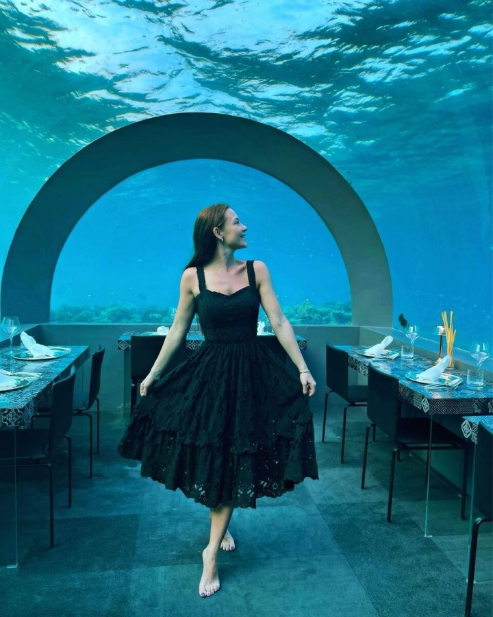 Nikol Poner v podvodní restauraci. Nikol Poner v podvodní restauraci.