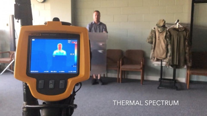 Štít dokáže ukrýt člověka i před UV zářením. 