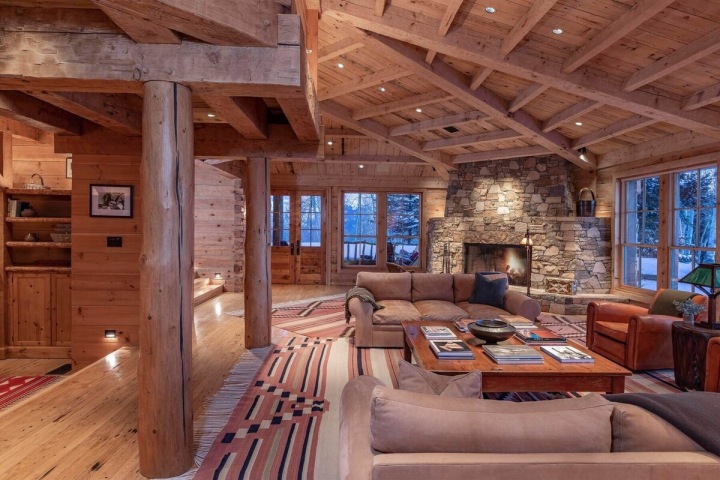 Obývací pokoj celý ze dřeva.