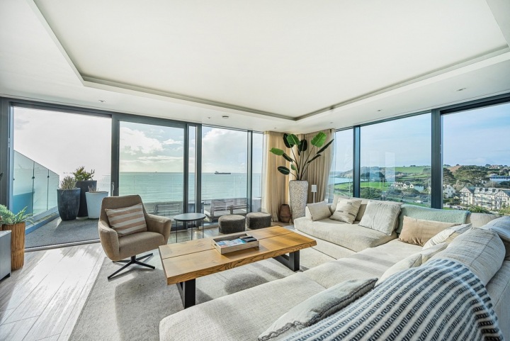 Moderní obýkák s výhledem na moře