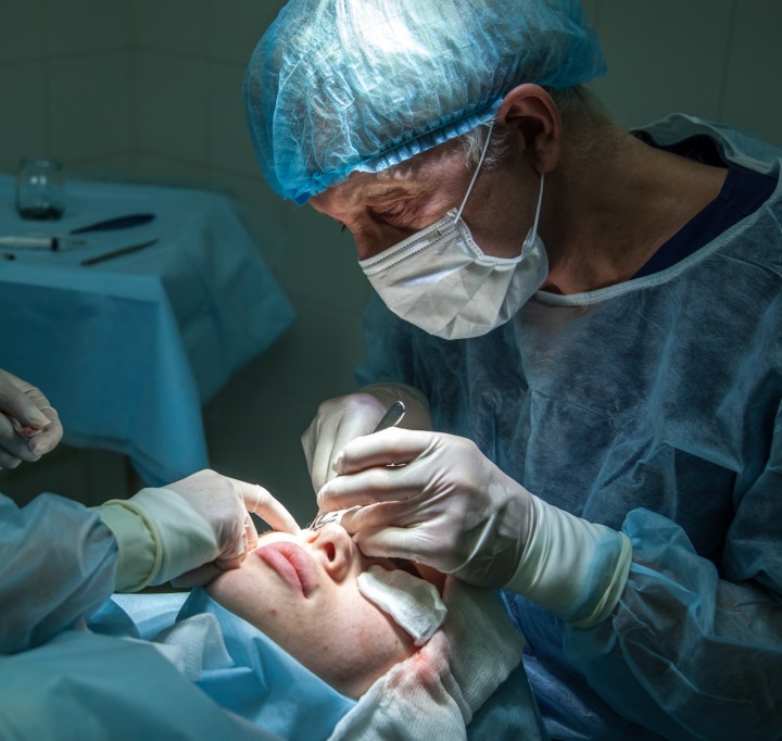 Lékař provádějící plastickou operaci.