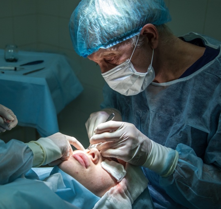Lékař provádějící plastickou operaci. Lékař provádějící plastickou operaci.