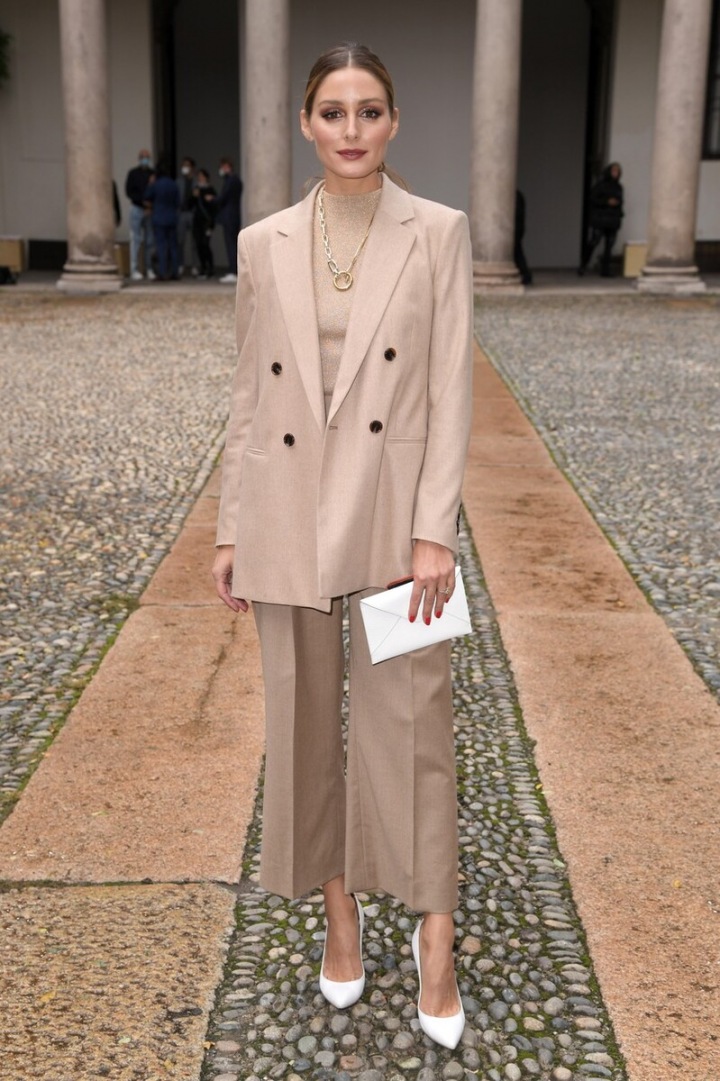Olivia Palermo ve světle béžovém outfitu Olivia Palermo ve světle béžovém outfitu