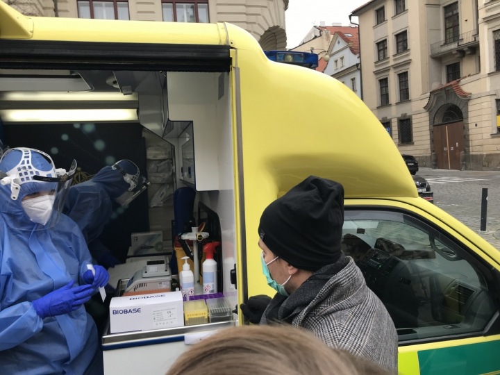 Odběrový pracovník a pacient. Odběrový pracovník a pacient.