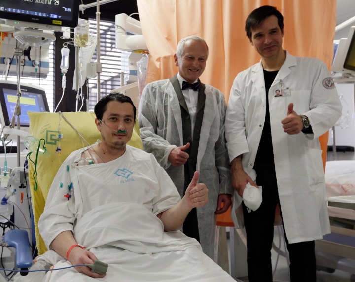 Čeští lékaři provedli současně transplantaci srdce a plic. Na snímku Robert Lischke (vpravo), přednosta III. chirurgické kliniky FN v Motole a Jan Pirk (uprostřed) z Institutu klinické a experimentální medicíny.