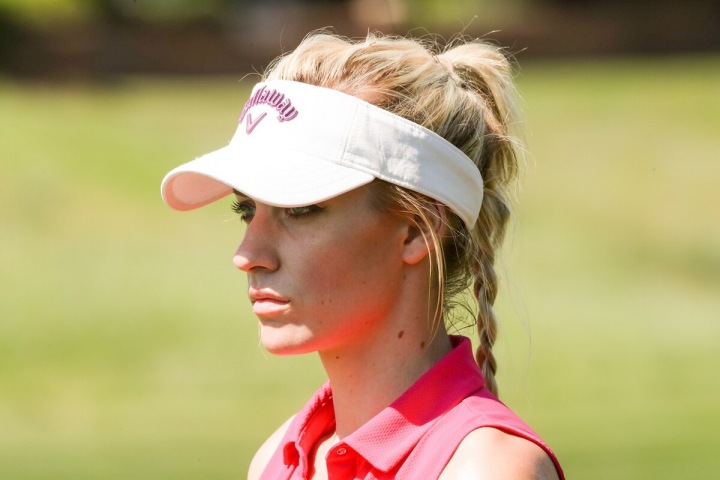 Paige Spiranac na golfovém hřišti z profilu. Paige Spiranac na golfovém hřišti z profilu.