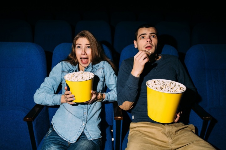 Pár sleduje strašidelný film Pár sleduje strašidelný film