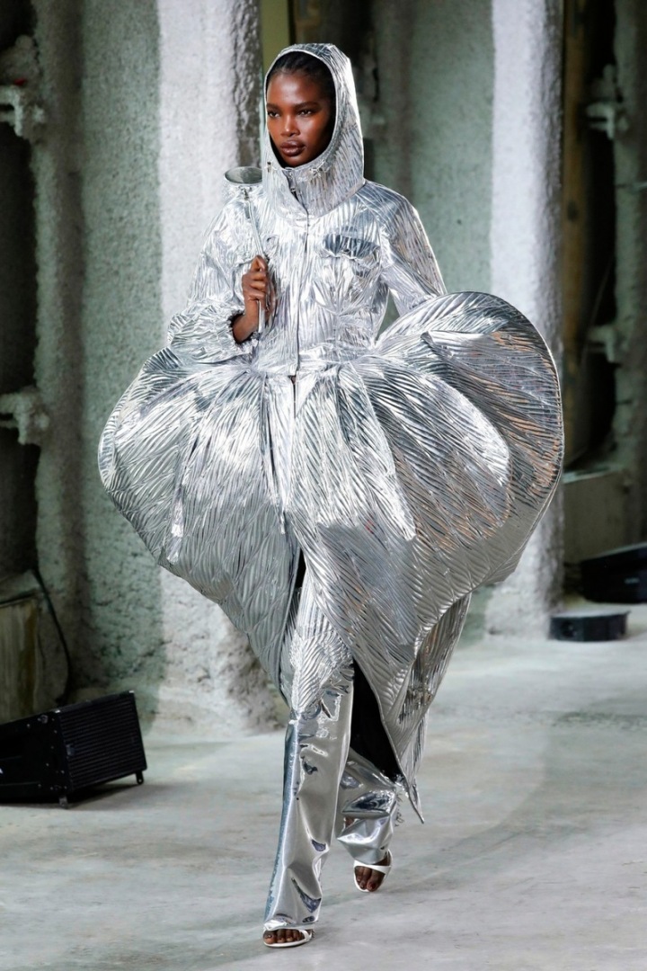 Modelka ve stříbrných balónových šatech kolekce AREA