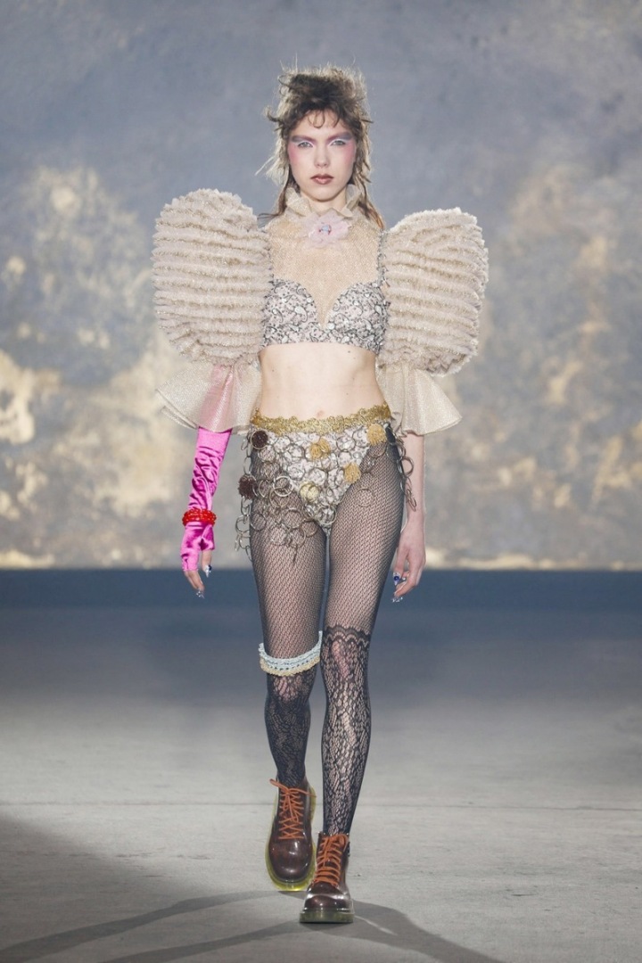 Modelka ve spodním prádle a punčochách s balónovými rukávy kolekce Viktor&Rolf