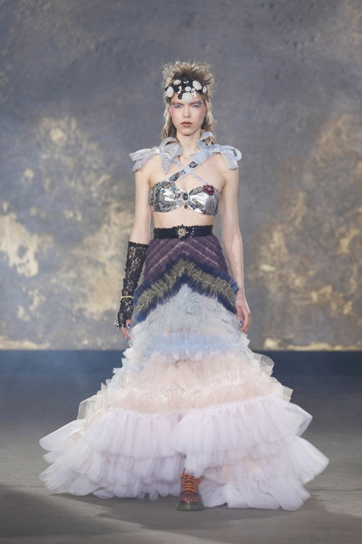 Modelka v podprsence a štrasované sukni s botami ve stylu Martens