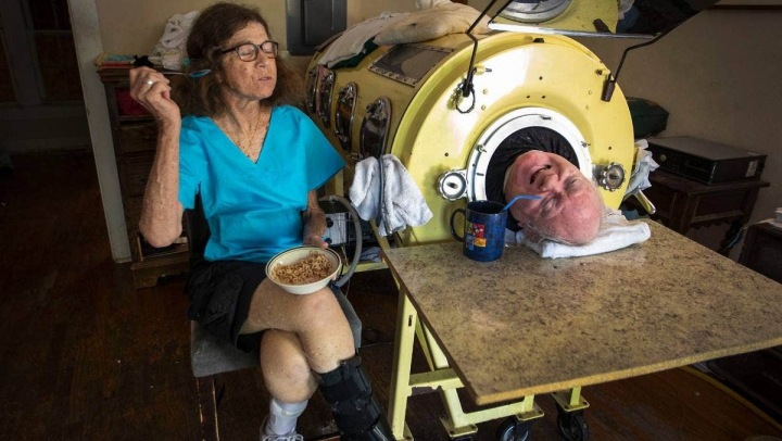 Alexander Paul rozmlouvá s ošetřovatelkou. 