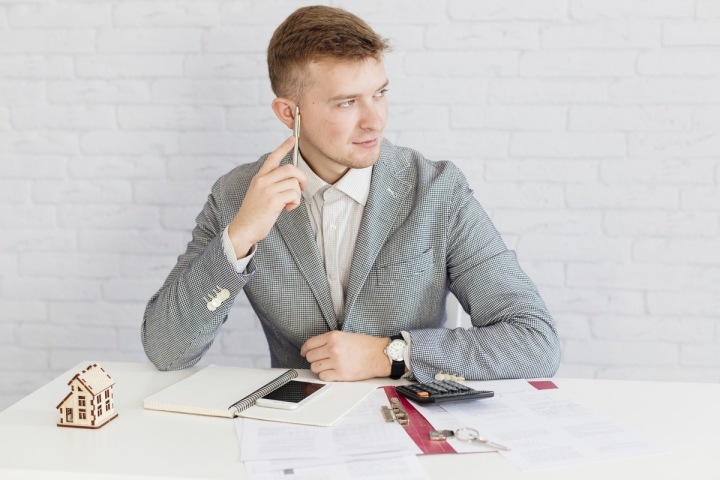 Mladý muž zvažuje koupi bytu na investici Mladý muž zvažuje koupi bytu na investici