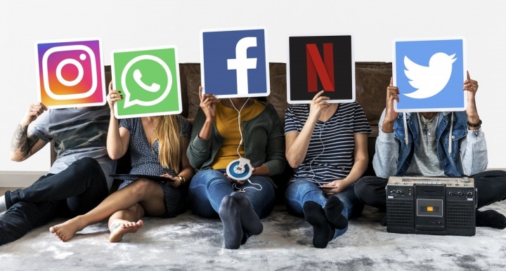 Lidi se znaky všech populárních sociálních sítí Lidi se znaky všech populárních sociálních sítí