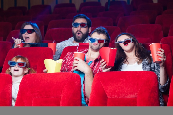 Lidé s 3 brýlemi sledují film