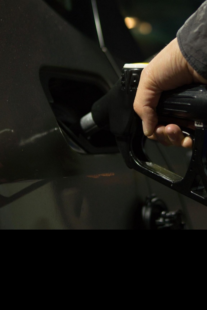 Levnější ropa se odráží i v cenách benzínu