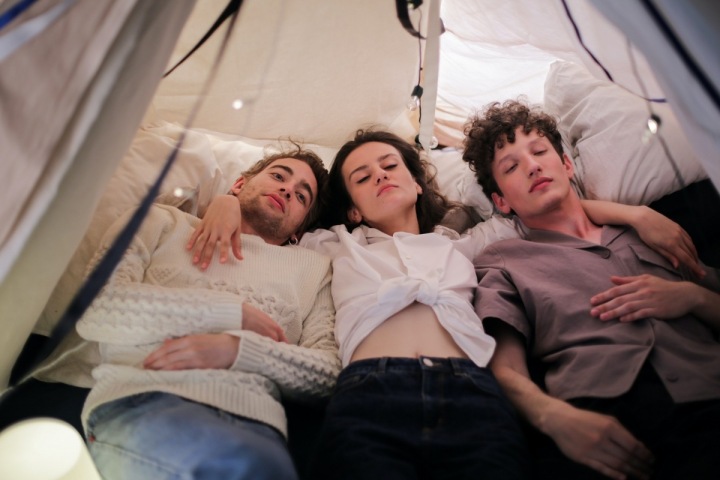 Dívka se dvěma kluky