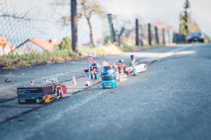 Ani odpad, který po odpálení domácích ohňostrojů zanechávají lidé na polích, loukách a ulicích, přírodě zrovna nevoní.