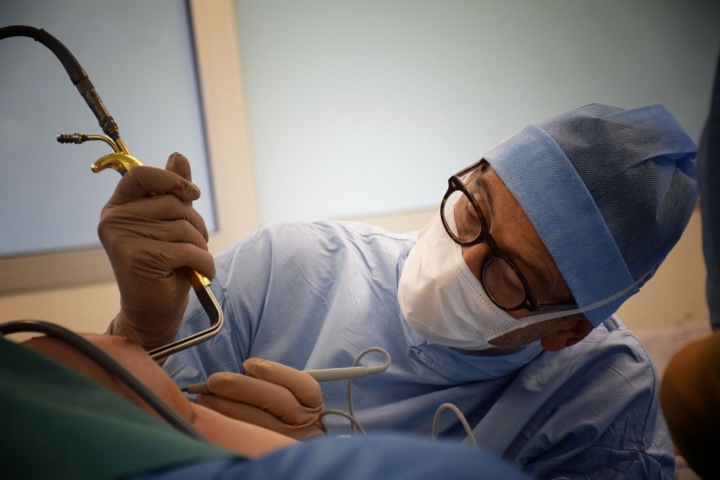 Lékař při plastické operaci prsou.
