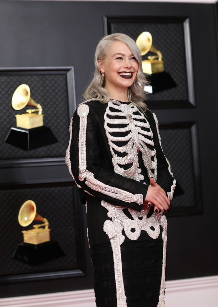 Phoebe Bridgers v šatech od Thoma Browna Phoebe Bridgers v šatech od Thoma Browna