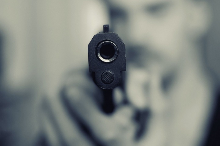 Muž mířící revolverem Muž mířící revolverem