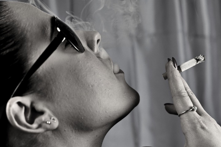 Žena s cigaretou, detail obličeje