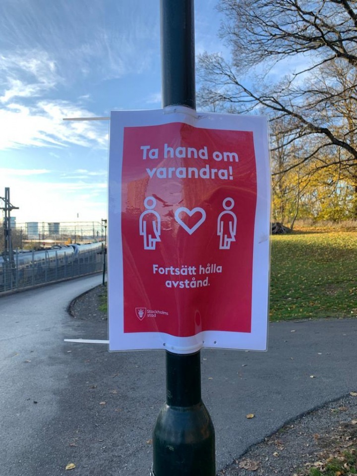 Plakát upozorňující na dodržování rozestupu Plakát upozorňující na dodržování rozestupu